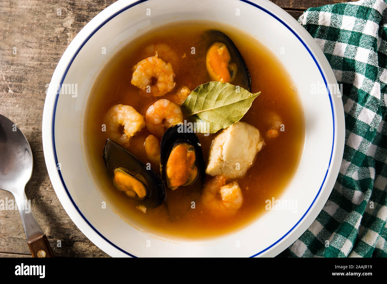 Französische Bouillabaisse Suppe auf Holztisch. Ansicht von oben Stockfoto