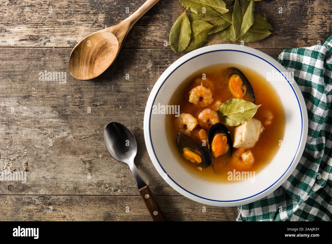 Französische Bouillabaisse Suppe auf Holztisch. Ansicht von oben. Platz kopieren Stockfoto