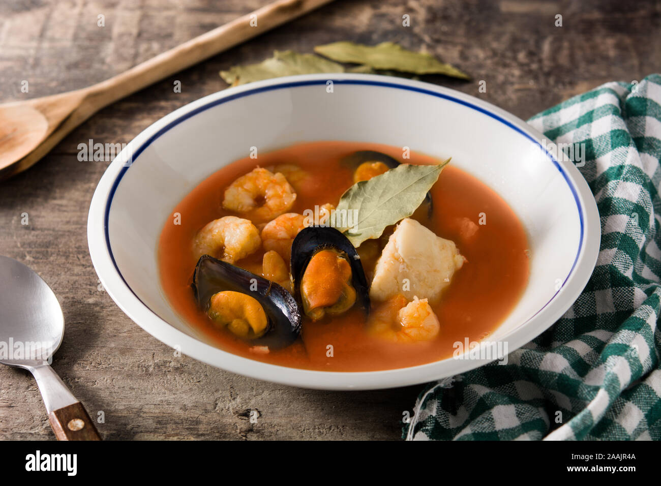Französische Bouillabaisse Suppe auf hölzernen Tisch Stockfoto