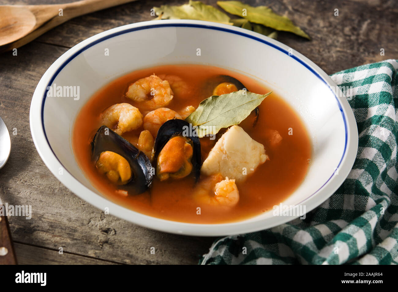 Französische Bouillabaisse Suppe auf hölzernen Tisch Stockfoto