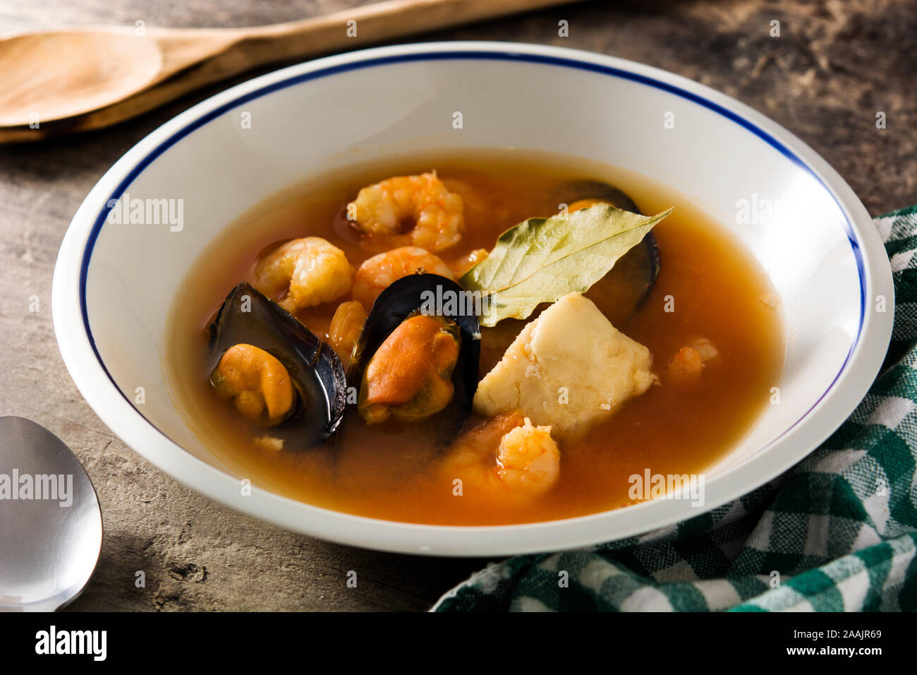 Französische Bouillabaisse Suppe auf hölzernen Tisch Stockfoto
