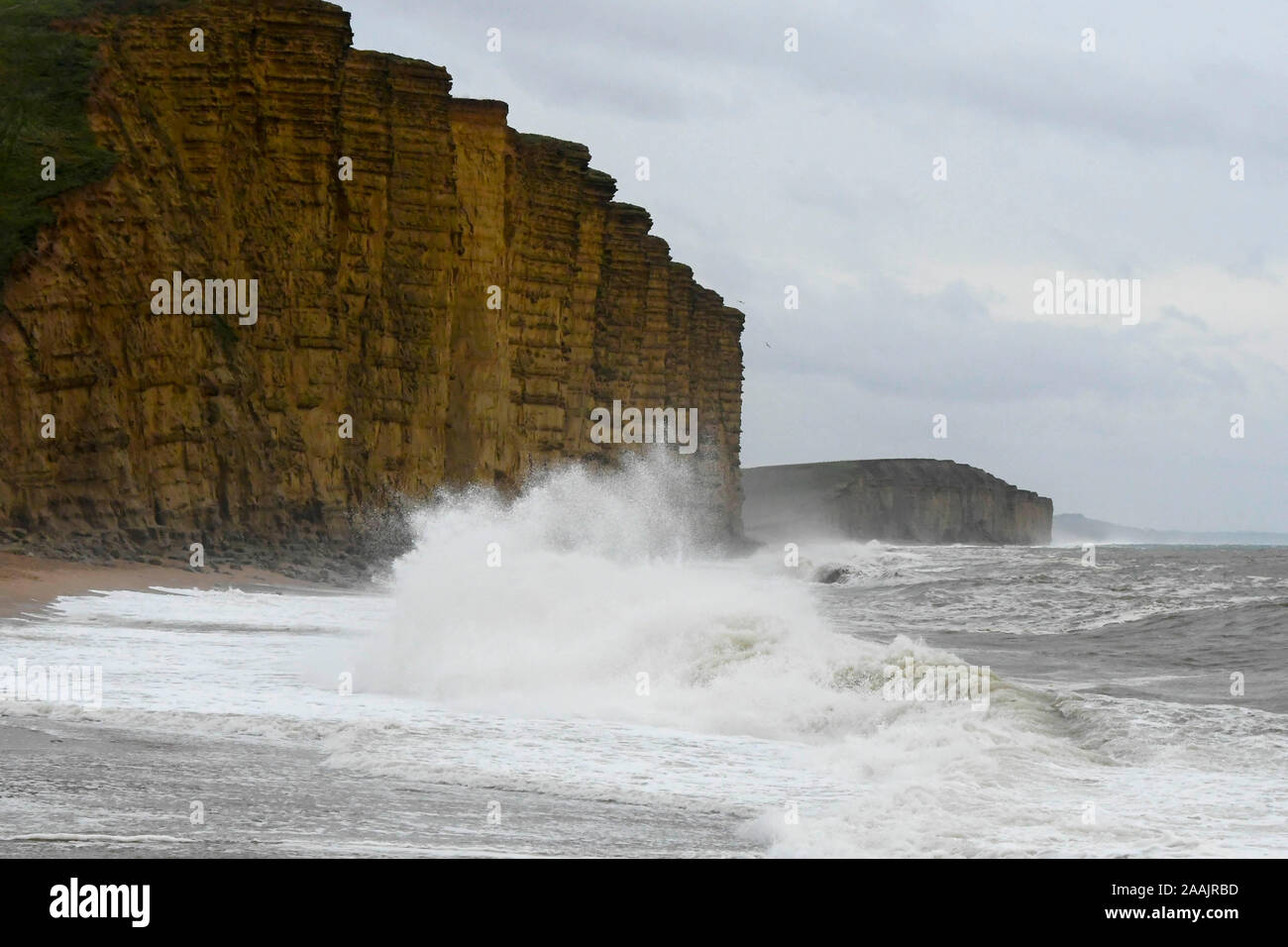 West Bay, Dorset, Großbritannien. 22. November 2019. UK Wetter. Raue See crash an Land am Strand von West Bay in Dorset nach einem Morgen Regen. Foto: Graham Jagd-/Alamy leben Nachrichten Stockfoto