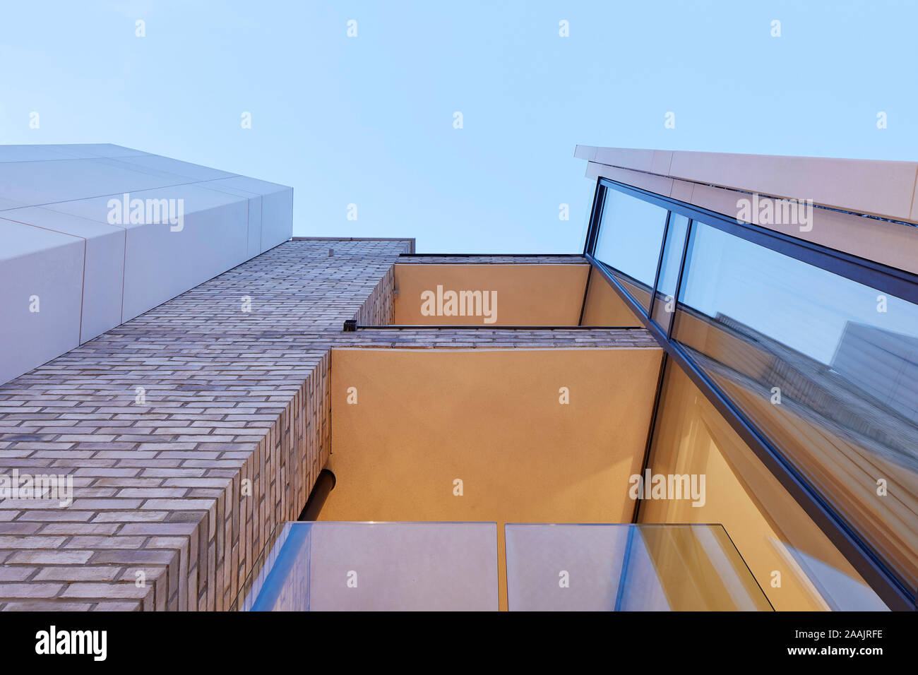 Detail der Fassade von unten in der Abenddämmerung. Warriner Gardens, London, Vereinigtes Königreich. Architekt: Kind Graddon Lewis, 2019. Stockfoto