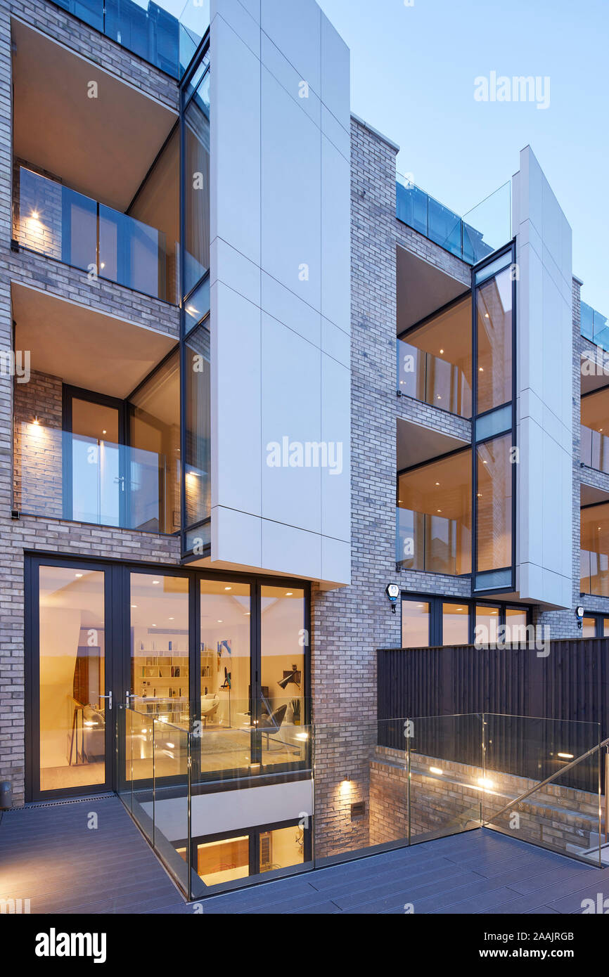 Die Außenfassade vom Balkon in der Abenddämmerung. Warriner Gardens, London, Vereinigtes Königreich. Architekt: Kind Graddon Lewis, 2019. Stockfoto