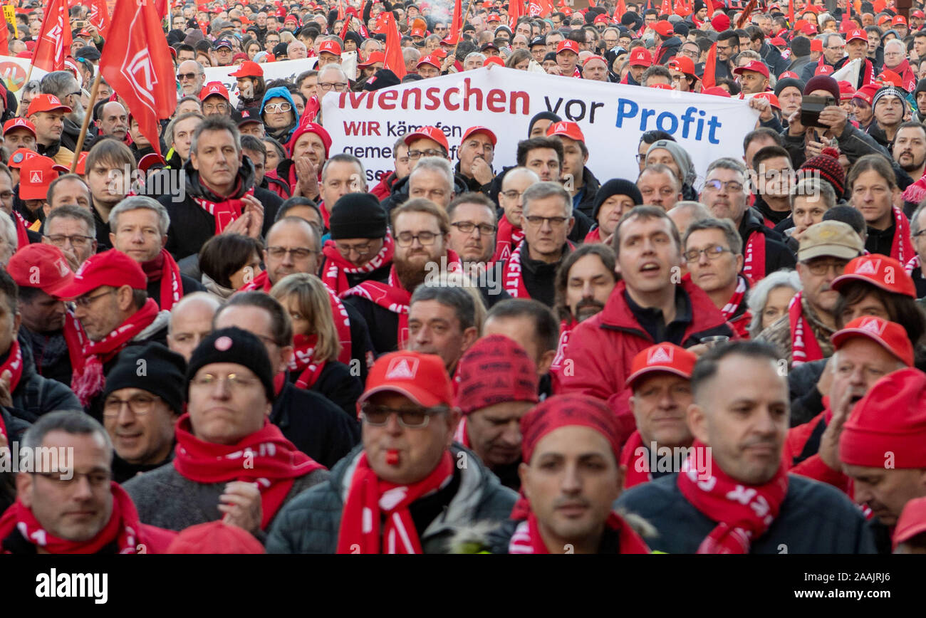 Stuttgart, Deutschland. 22 Nov, 2019. Die Teilnehmer einer bundesweiten Aktionstag der IG Metall halten ein Banner mit der Aufschrift "in ihren Händen vor Profit" auf einer Kundgebung auf dem Schlossplatz. Tausende von Mitarbeitern aus der Auto- und Zulieferindustrie protestierten gegen Sparplaene ihrer Arbeitgeber. Credit: Marijan Murat/dpa/Alamy leben Nachrichten Stockfoto