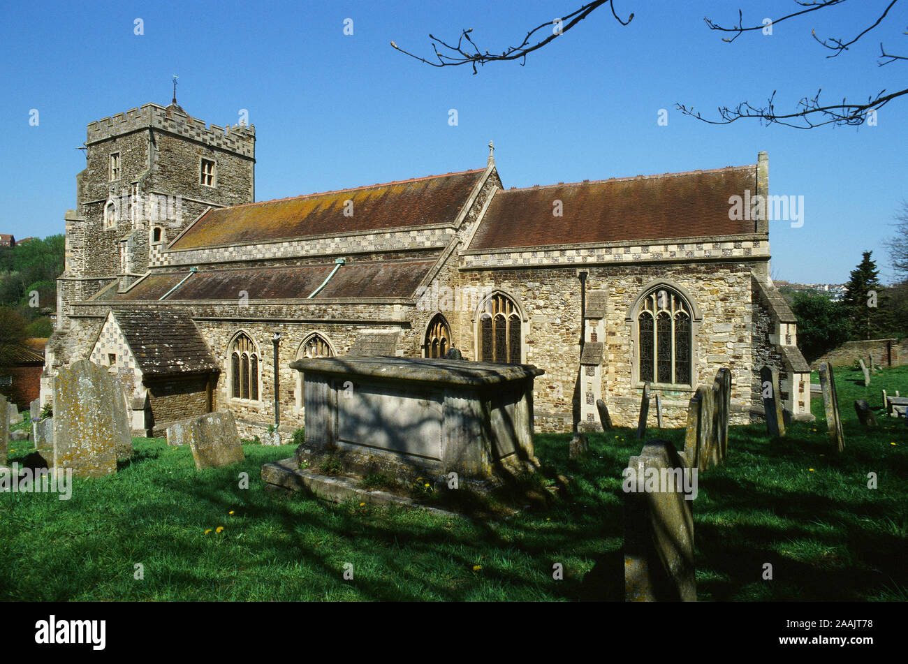 Außenseite der historischen Kirche aus dem 15. Jahrhundert in der Altstadt von Hastings, East Sussex, Großbritannien Stockfoto