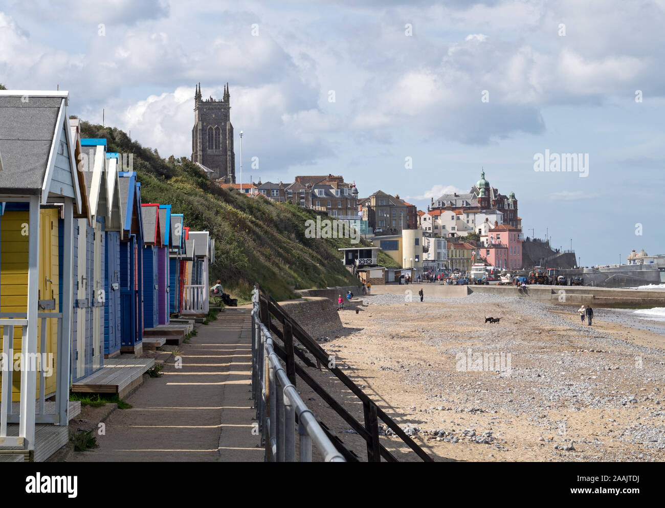 Cromer an der Norfolk Küste, mit seinem Strand, Strandhütten, buntem Gebäude und Kirchturm, Cromer, Norfolk, England, Großbritannien Stockfoto