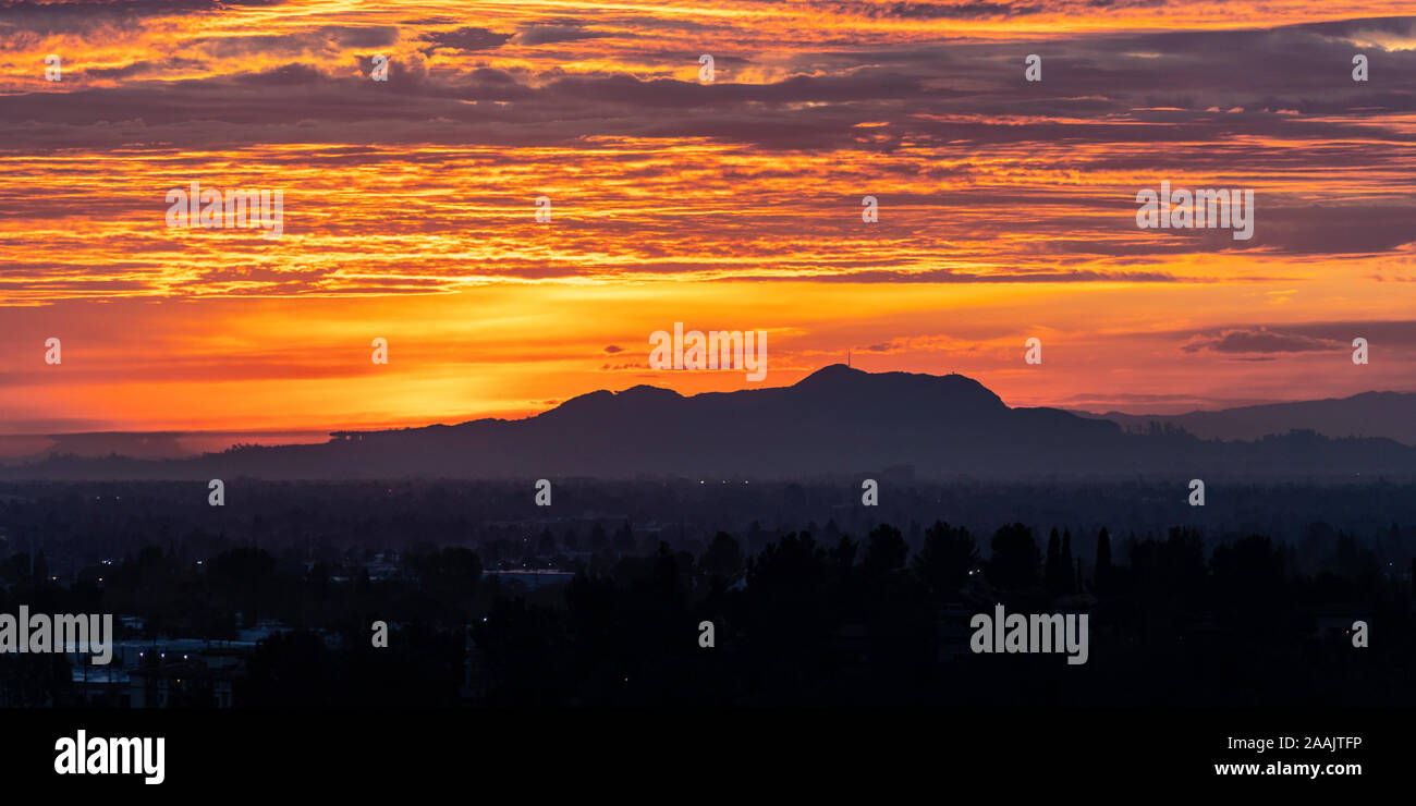 Los Angeles Panoramablick Dawn mit bunten Herbst Wolken. San Fernando Valley Blick Richtung Griffith Park und die Santa Monica Mountains vom Santa Su Stockfoto