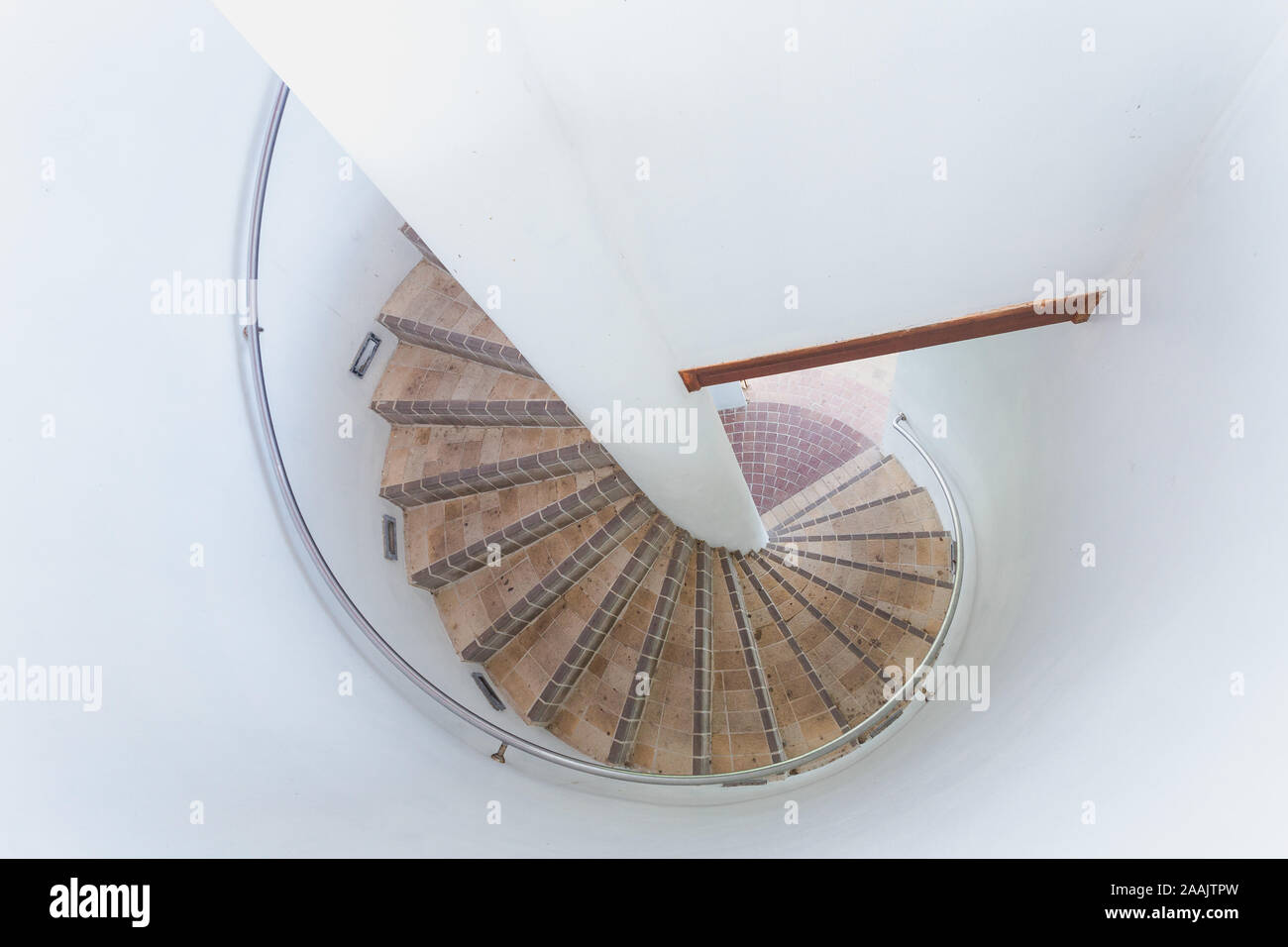 Weichen, weißen Wendeltreppe von oben bis unten nach innen View Tower Stockfoto