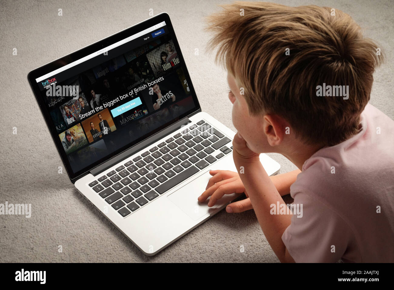 Ein Teenager beobachten britbox auf einem Laptop. Stockfoto