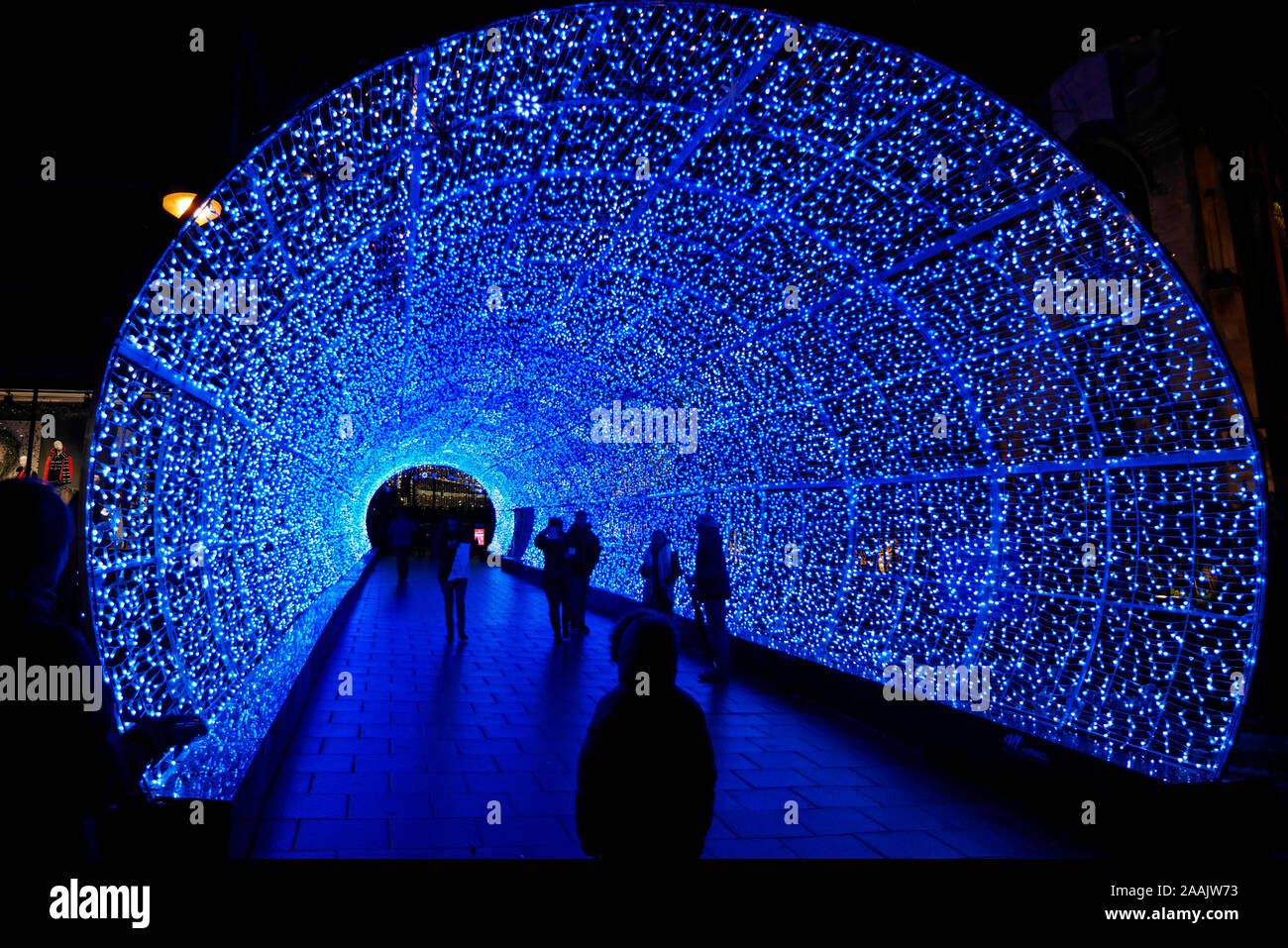 Der Tunnel des Lichts, Weihnachtsbeleuchtung, Nordlichterfahrung, in Norwich, Norfolk, England, Großbritannien Stockfoto