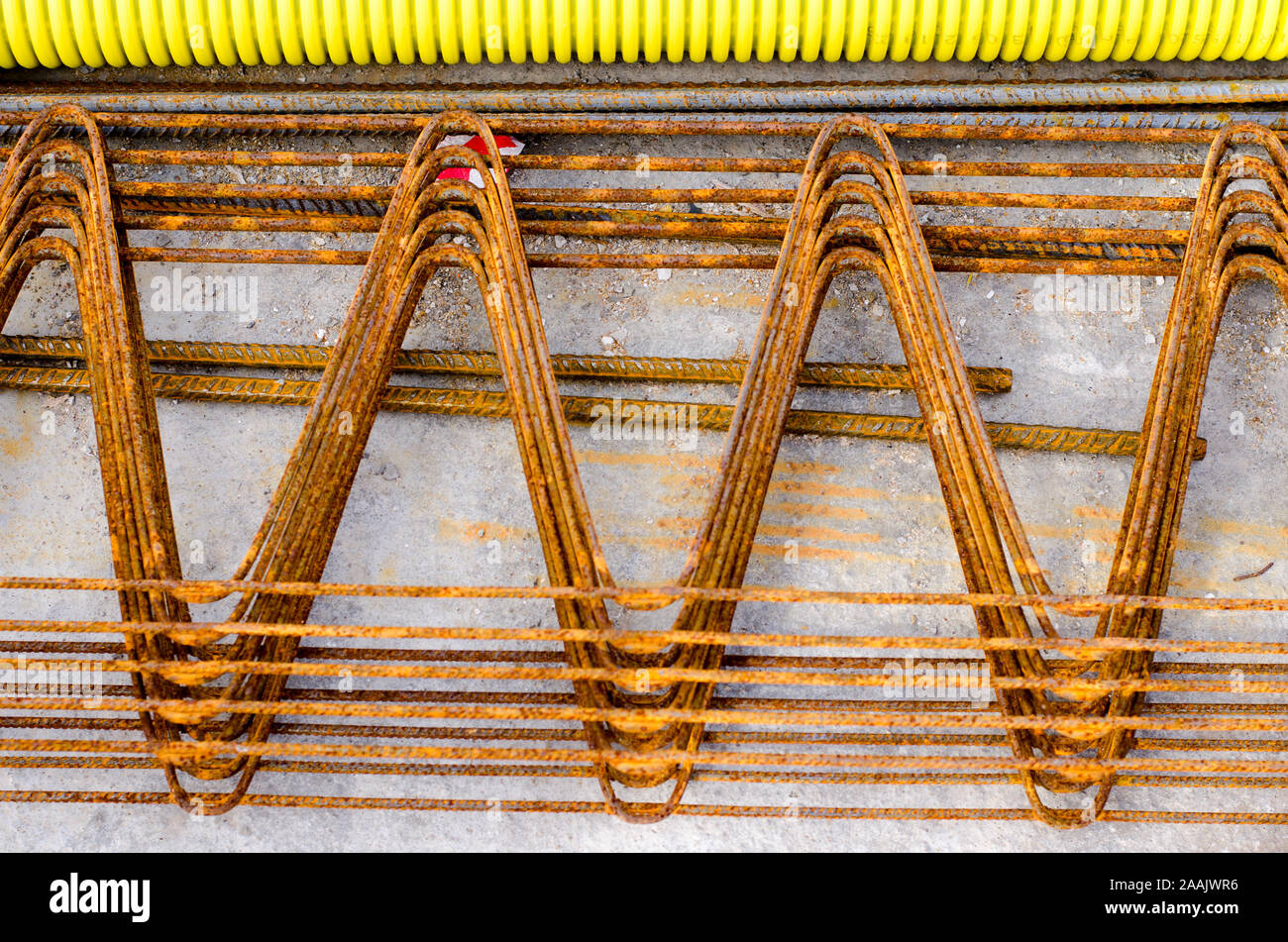Rostigen Stahl Bars in Gruppe auf der Baustelle verwendet werden Stockfoto