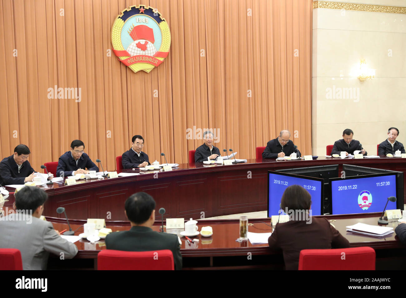 Peking, China. 22 Nov, 2019. Wang Yang, Mitglied des Ständigen Ausschusses des Politbüros der Kommunistischen Partei Chinas und Vorsitzender des Nationalen Ausschusses der Chinese People's Political Consultative Conference (Cppcc), leitet eine bi-weekly Beratungsgespräch in Peking, der Hauptstadt von China, Nov. 22, 2019. Credit: Ding Haitao/Xinhua/Alamy leben Nachrichten Stockfoto