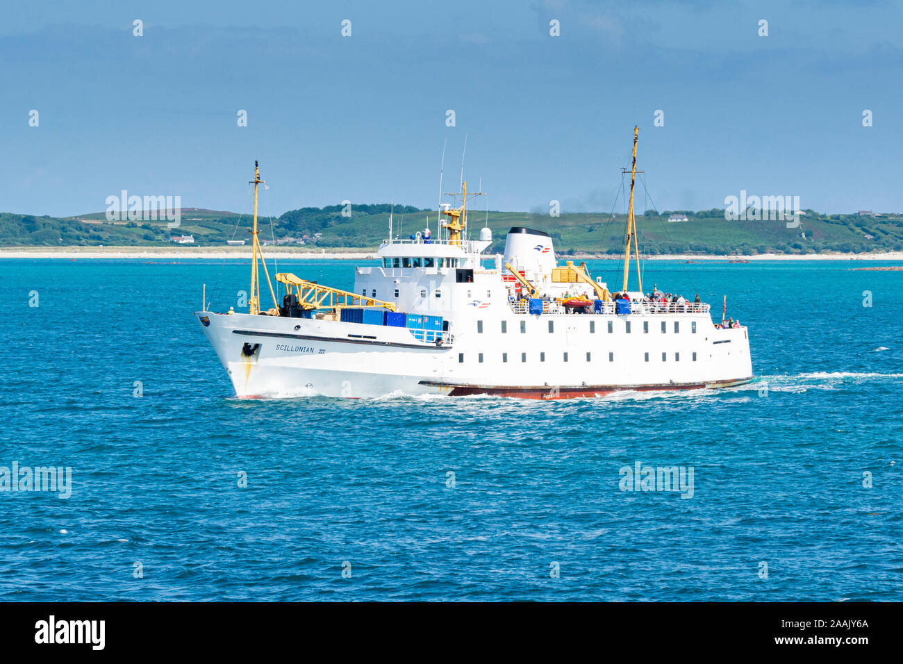 RMV Scillonian III Fähre segeln zu St Mary's Quay mit St Martin's im Hintergrund Stockfoto