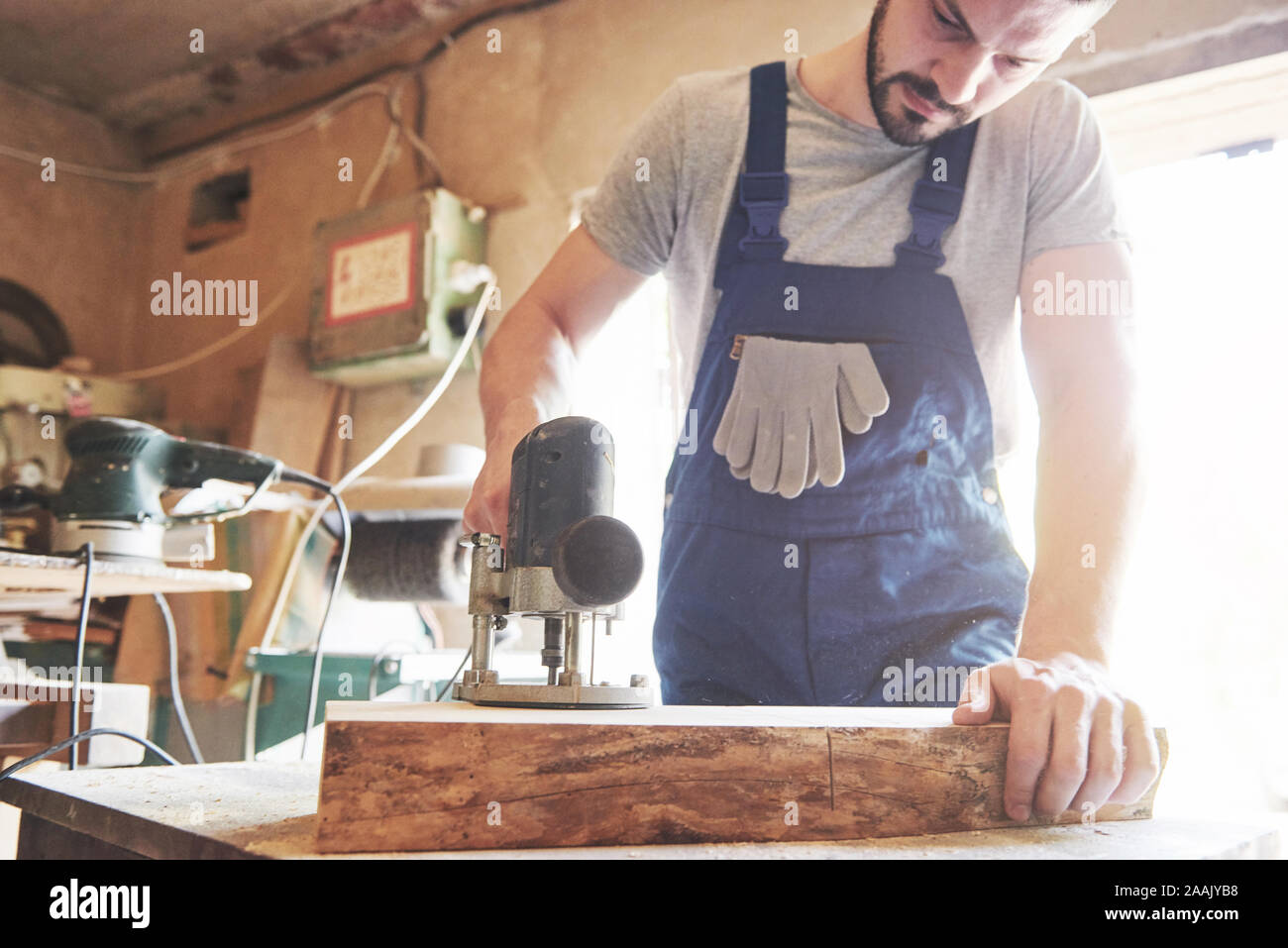 Porträt eines Zimmermanns in Arbeitskleidung in der Werkstatt der Tischler Shop. Stockfoto