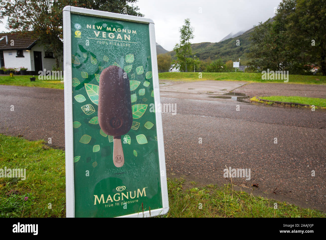 Eine Anzeige für ein veganes Magnum icecream in Kinlochleven, Schottland, Großbritannien. Stockfoto