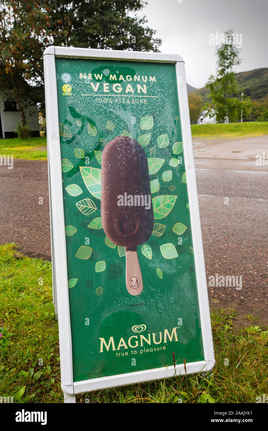 Eine Anzeige für ein veganes Magnum icecream in Kinlochleven, Schottland, Großbritannien. Stockfoto