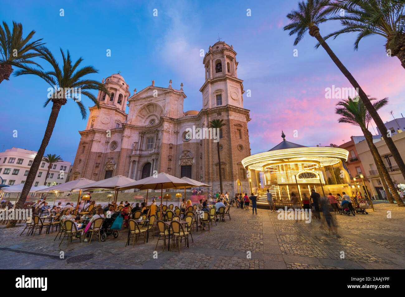 Cafe und Karussell außerhalb der Cadiz Kathedrale an der Plaza de la Catedral am Abend, Cadiz, Andalusien, Spanien, Europa Stockfoto