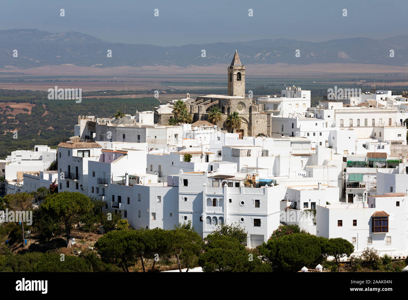 Blick über die Hügel der Stadt mit der Iglesia Divino Salvador, Vejer de la Frontera, Provinz Cadiz, Andalusien, Spanien, Europa Stockfoto