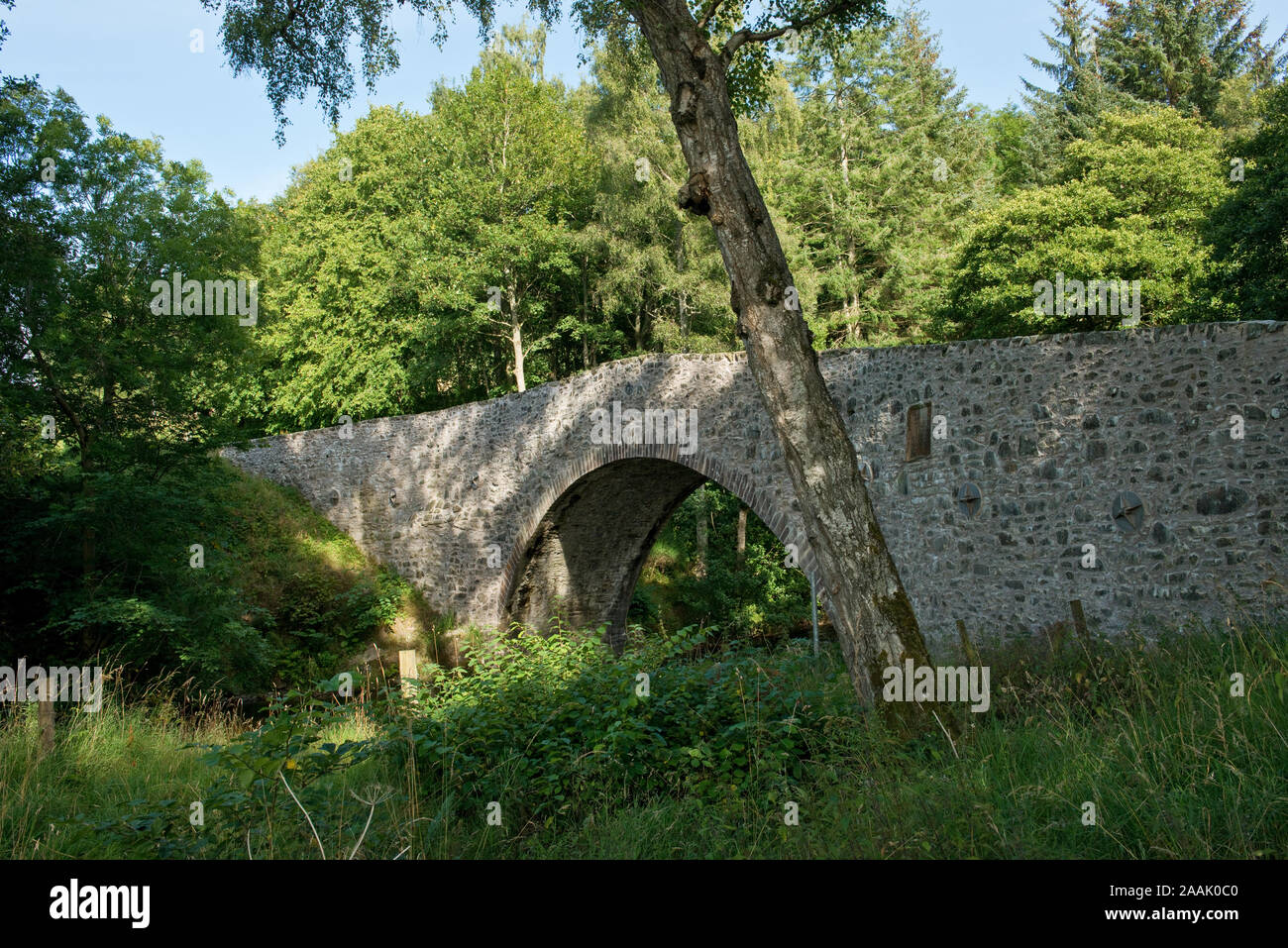 Alte Brücke. Auch als Old Manor Brig, Römische Brücke oder Manor Wasser Brücke bekannt. Peebles, Scottish Borders, Schottland Stockfoto