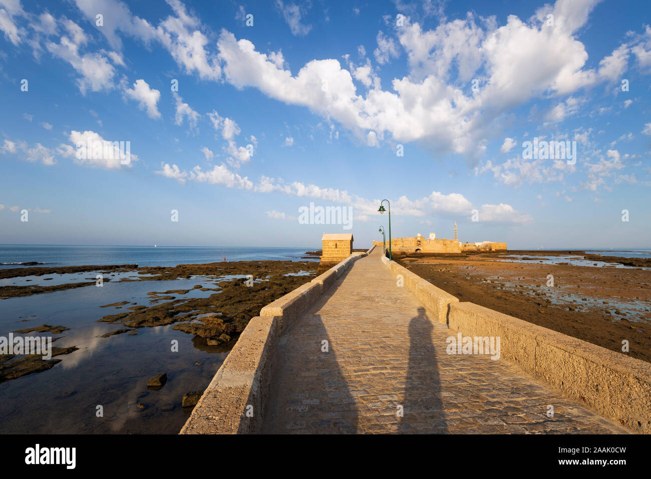 Paseo Fernando Chinone, die zum Castillo de San Sebastian bei Ebbe in den frühen Morgen, Cadiz, Andalusien, Spanien, Europa Stockfoto