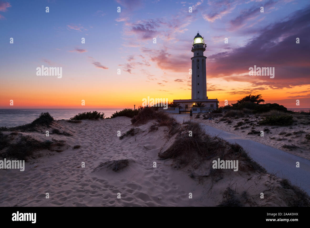Kap Trafalgar Leuchtturm und Sanddünen bei Sonnenuntergang, Los Caños de Meca, Costa de la Luz, Provinz Cadiz, Andalusien, Spanien, Europa Stockfoto