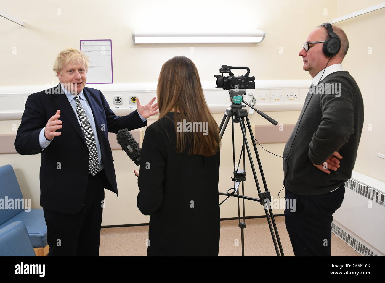 Premierminister Boris Johnson ist von Press Association Stellvertretender politischer Herausgeber Harriet Linie interviewt, über den Tod von Press Association politischer Korrespondent Chris Moncrieff, bei einem Besuch in Bassetlaw District General Hospital in Worksop, Nottinghamshire, während der Wahlkampagne für die Parlamentswahlen. PA-Foto. Bild Datum: Freitag, 22. November 2019. Siehe PA Geschichte Politik Wahl. Foto: Stefan Rousseau/PA-Kabel Stockfoto