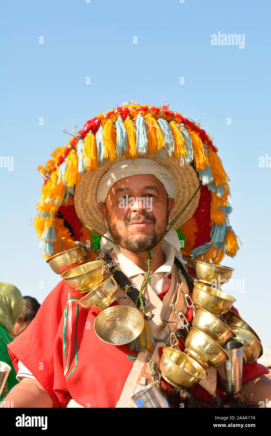 Ein Wasserverkäufer in traditioneller Kleidung in der Djemaa el-Fna, Marrakech. Marokko Stockfoto