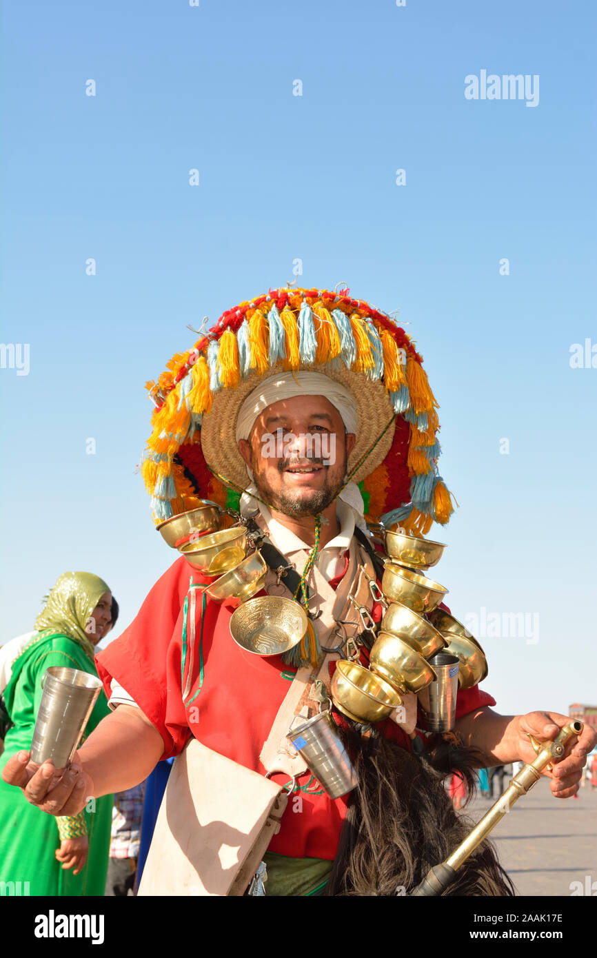 Ein Wasserverkäufer in traditioneller Kleidung in der Djemaa el-Fna, Marrakech. Marokko Stockfoto