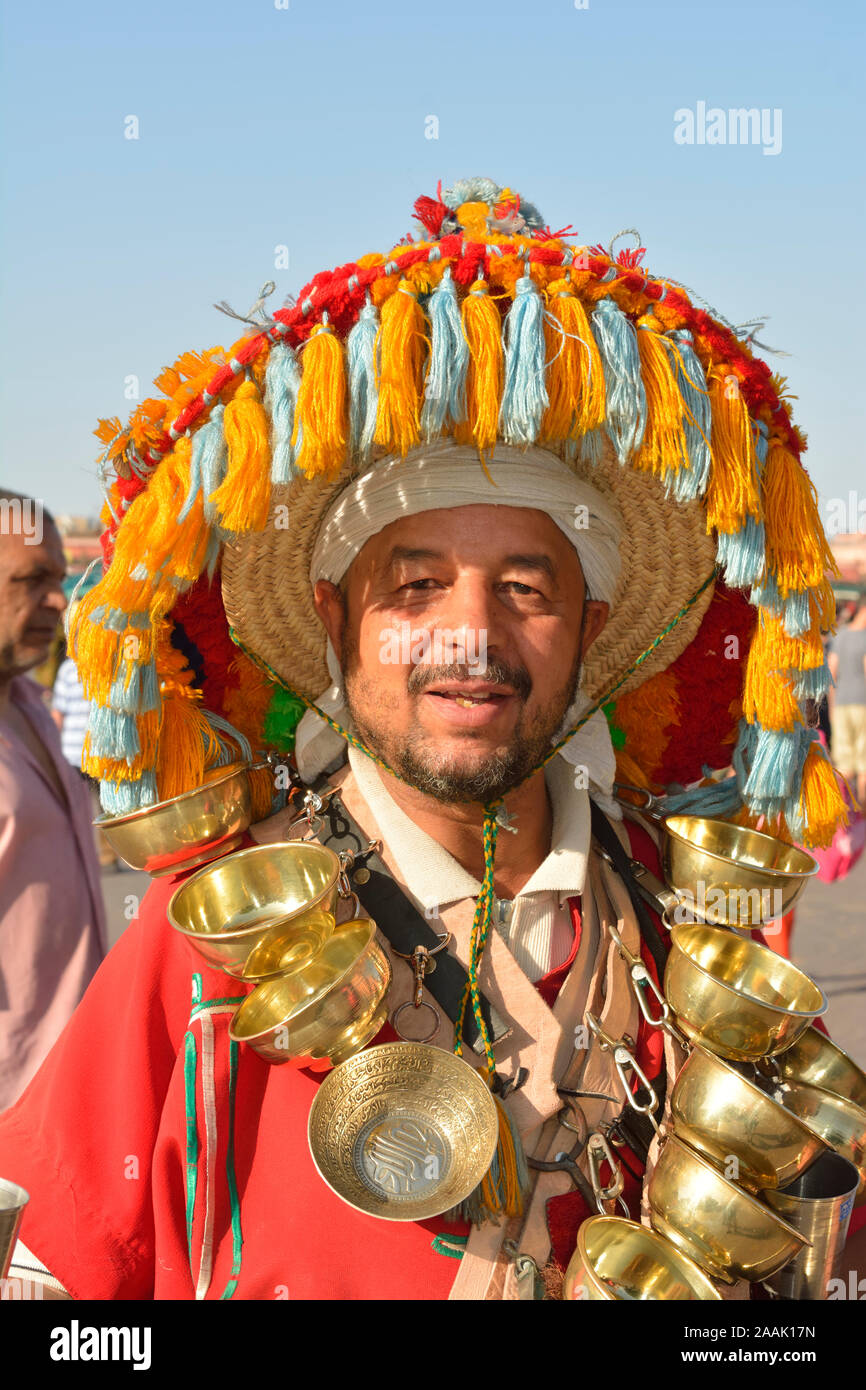 Ein Wasserverkäufer in traditioneller Kleidung in der Djemaa el-Fna, Marrakech. Marokko Stockfoto