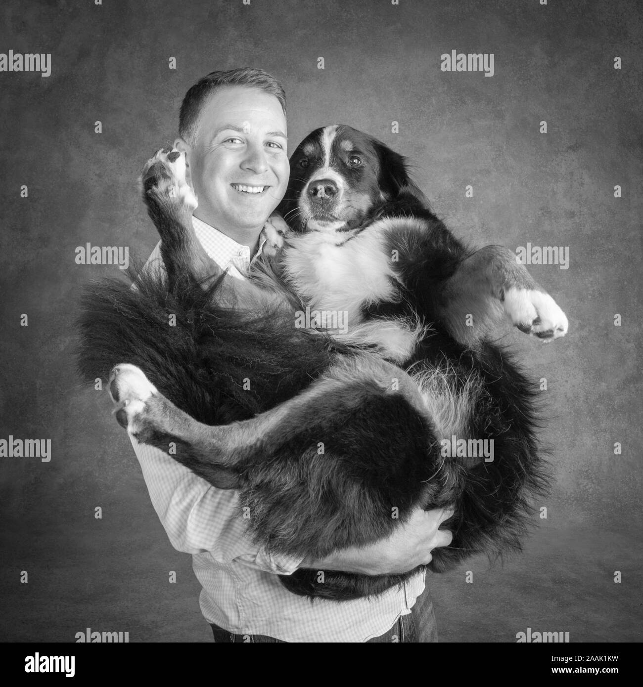 Porträt eines Mannes mit Berner Sennenhund Stockfoto