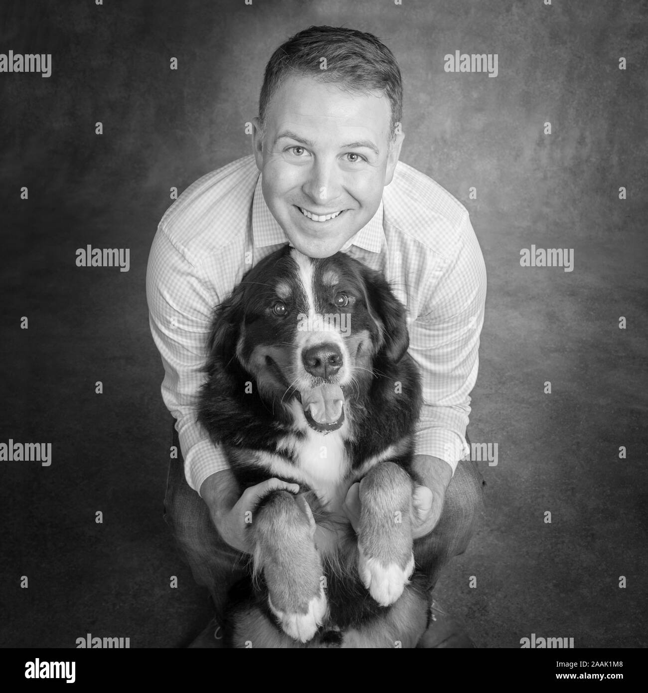 Porträt eines Mannes mit Berner Sennenhund Stockfoto
