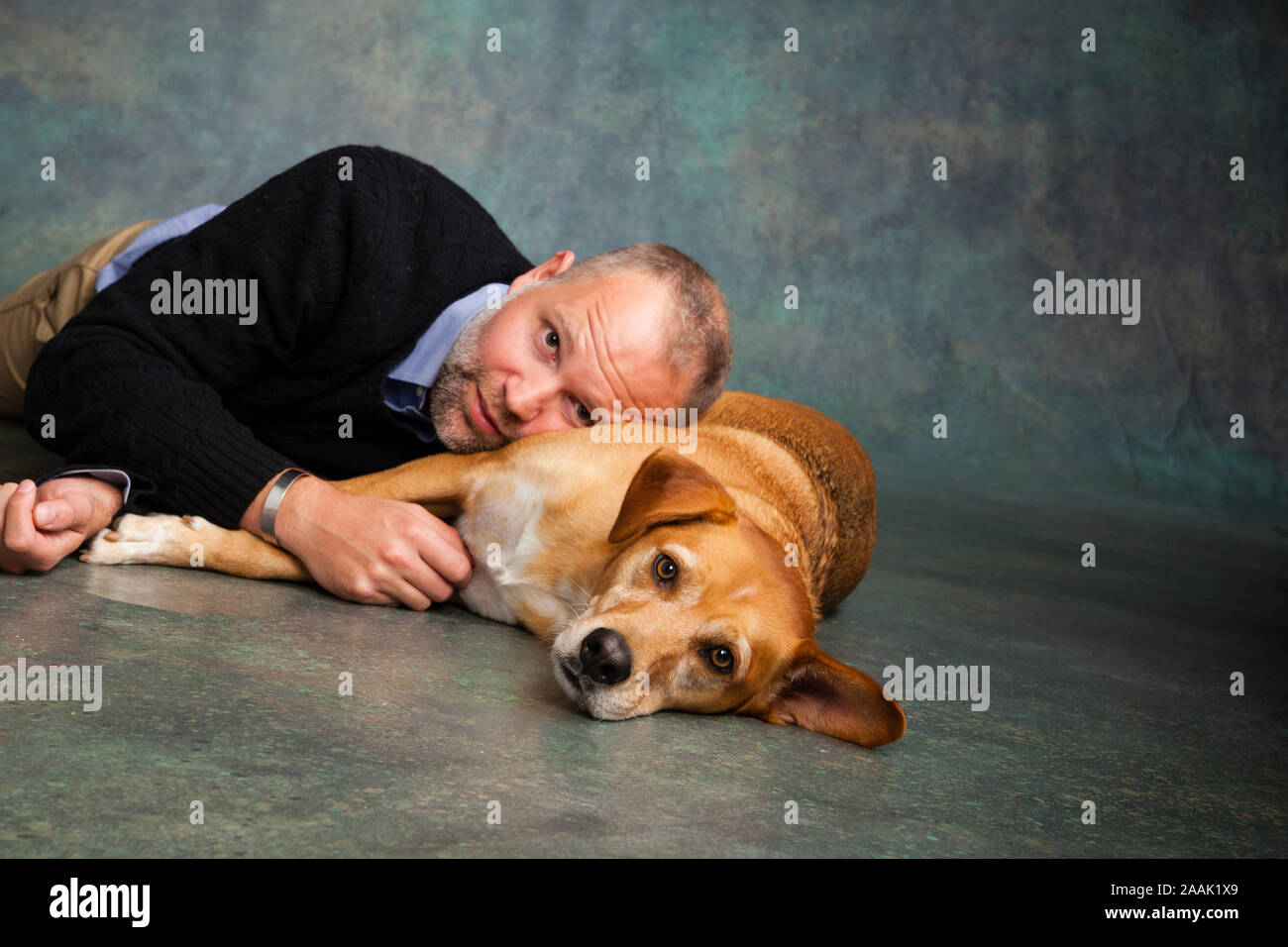 Studio Portrait von Mann mit redbone Hundeartige Stockfoto