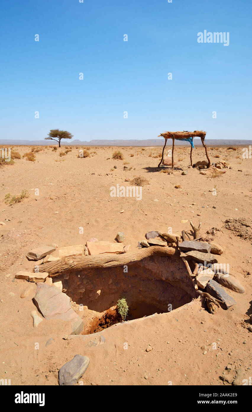 Brunnen in der Wüste. Erg Chigaga, Wüste Sahara. Marokko Stockfoto