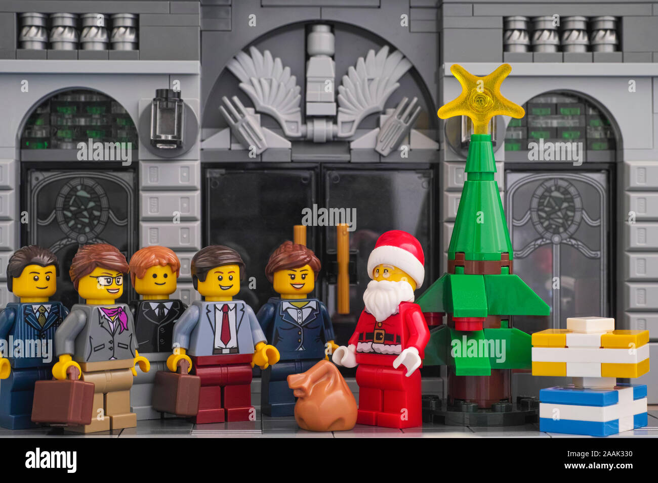 Tambow, Russische Föderation - November 21, 2019 Lego Santa Claus Geschenke an die Unternehmer. Stockfoto