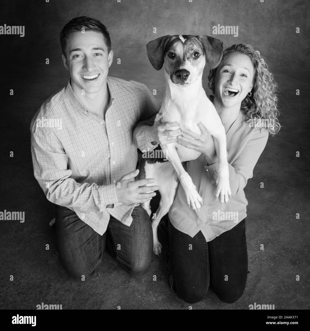 Studio Portrait von Paar mit gemischten Rasse Hund Stockfoto
