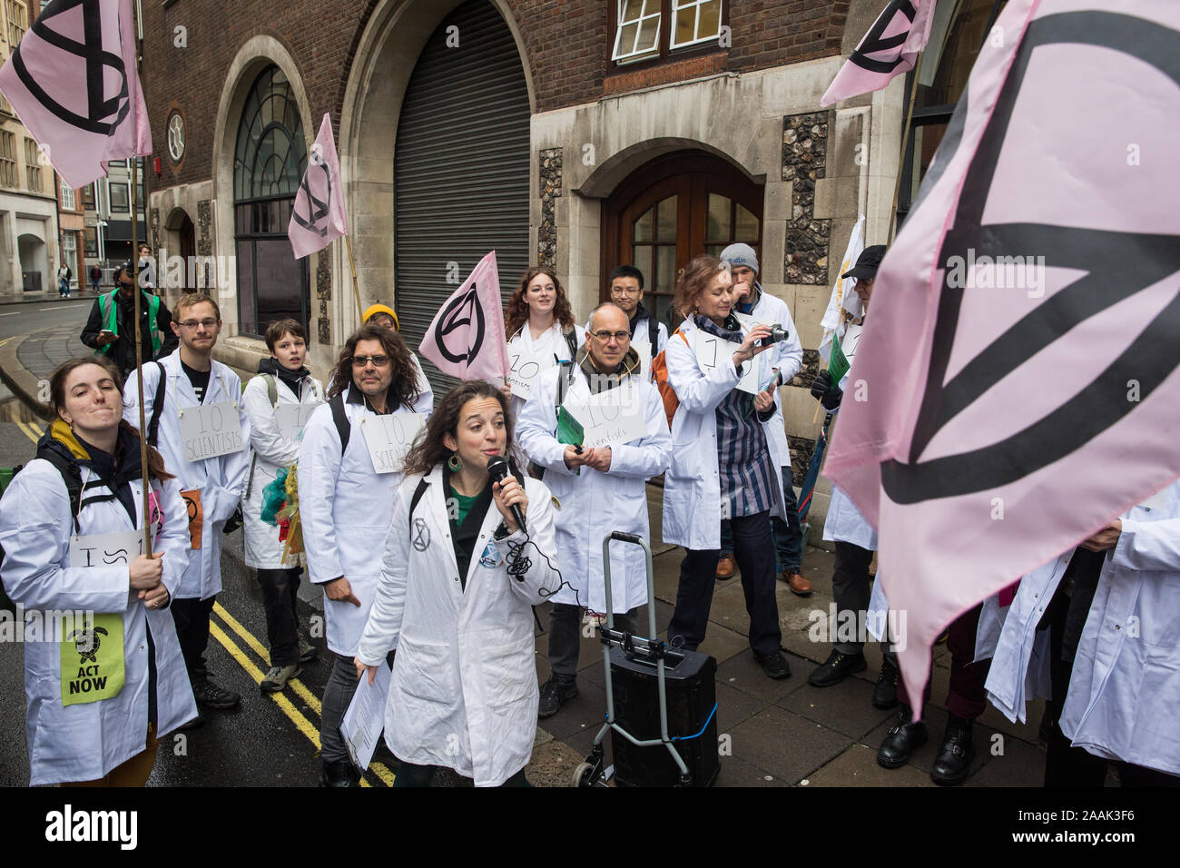 London, Großbritannien. 22. November 2019. Dr. Emily Grossman Adressen Klima Aktivisten von Wissenschaftlern für XR außerhalb der Abteilung für Ausbildung während einer Demonstration, die die Wissenschaft in Bezug auf die Klima- und ökologische Not zu kommunizieren. Aktivisten wurden in labcoats gekleidet die 1600 Wissenschaftler weltweit, haben die Wissenschaftler Erklärung zur Unterstützung der gewaltfreien direkten Aktionen gegen die Regierung Untätigkeit gegen den Klimawandel und ökologische Not zu vertreten. Credit: Mark Kerrison/Alamy leben Nachrichten Stockfoto