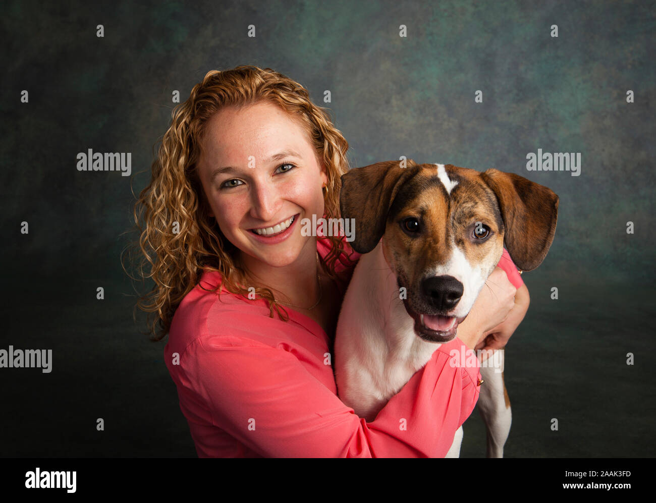 Studio Portrait von lächelnde Frau mit gemischten Rasse Hund Stockfoto