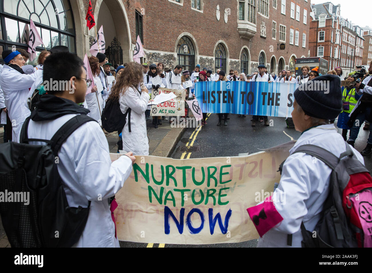 London, Großbritannien. 22. November 2019. Dr. Emily Grossman Adressen Klima Aktivisten von Wissenschaftlern für XR außerhalb der Abteilung für Ausbildung während einer Demonstration, die die Wissenschaft in Bezug auf die Klima- und ökologische Not zu kommunizieren. Aktivisten wurden in labcoats gekleidet die 1600 Wissenschaftler weltweit, haben die Wissenschaftler Erklärung zur Unterstützung der gewaltfreien direkten Aktionen gegen die Regierung Untätigkeit gegen den Klimawandel und ökologische Not zu vertreten. Credit: Mark Kerrison/Alamy leben Nachrichten Stockfoto