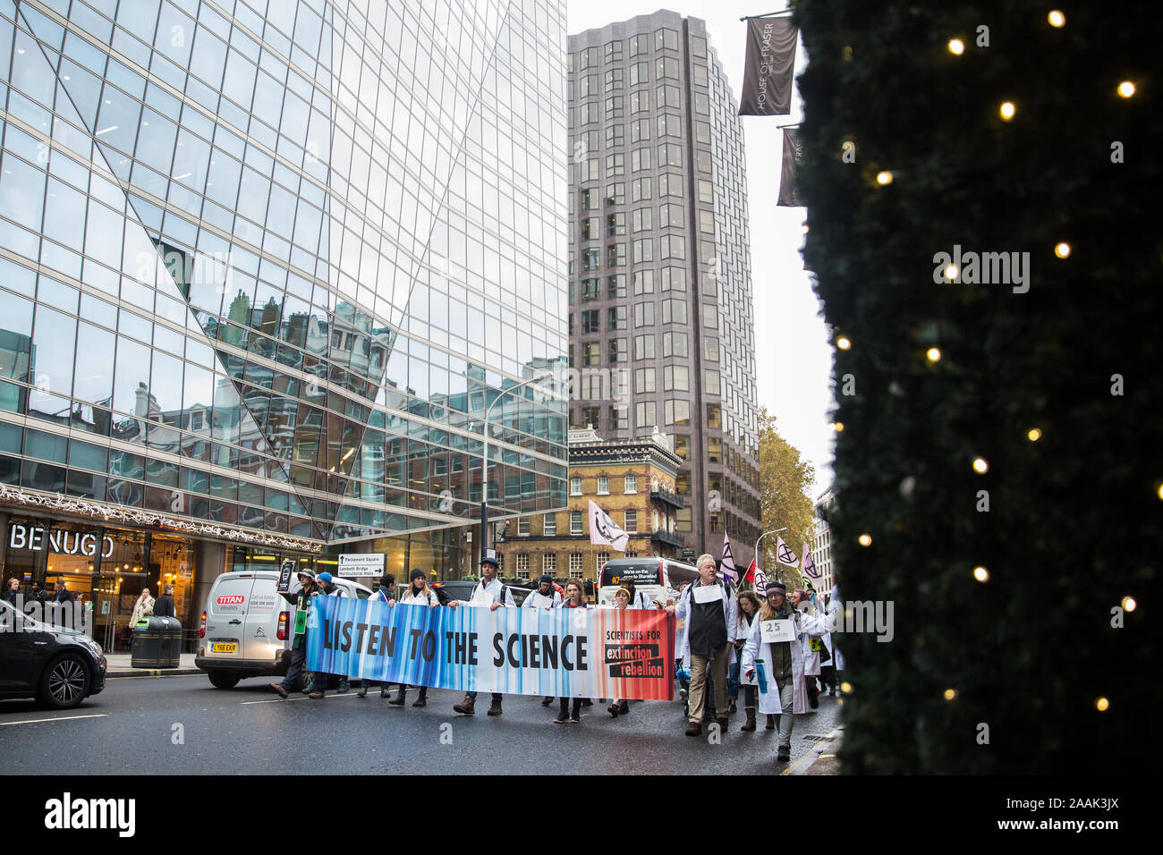 London, Großbritannien. 22. November 2019. Klima Aktivisten von Wissenschaftlern für XR Teilnahme an einer Demonstration, die die Wissenschaft in Bezug auf die Klima- und ökologische Not zu kommunizieren. Aktivisten wurden in labcoats gekleidet die 1600 Wissenschaftler weltweit, haben die Wissenschaftler Erklärung zur Unterstützung der gewaltfreien direkten Aktionen gegen die Regierung Untätigkeit gegen den Klimawandel und ökologische Not zu vertreten. Credit: Mark Kerrison/Alamy leben Nachrichten Stockfoto