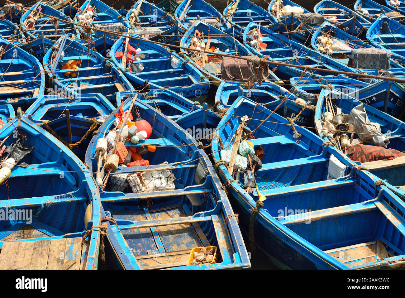 Traditionelle Fischerboote in den belebten Hafen von Essaouira, die dritte Bedeutung in Marokko. Stockfoto