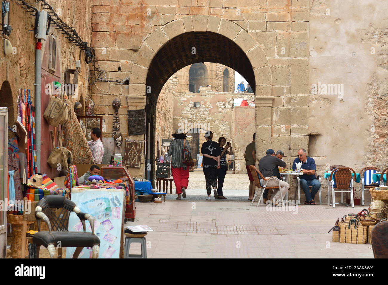 Shopping in der Medina von Essaouira, ein UNESCO-Weltkulturerbe. Marokko Stockfoto