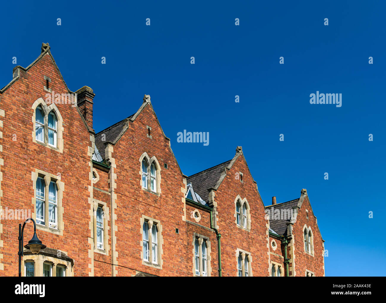 Zeile des traditionellen Englischen roten Backsteinhäusern in York, Yorkshire. Stockfoto