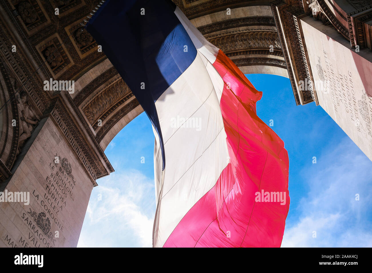 Französische Flagge unter dem Triumphbogen, Paris Stockfoto