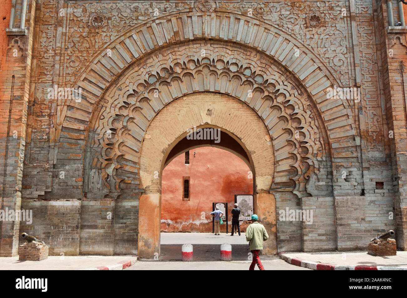 Die Bab Agnaou, einer der 19 Tore von Marrakesch. Es wurde im 12. Jahrhundert in der Zeit der Almohaden Dynastie erbaut. Marokko Stockfoto