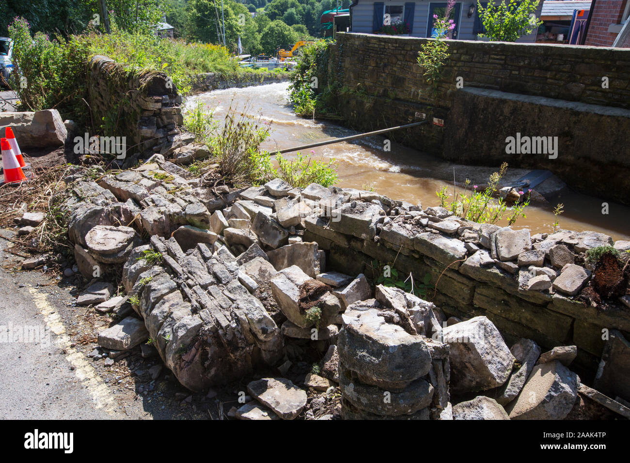 Eine Wand von Hochwasser aus der Überlaufrinne aus Toddbrook Behälter oben Whaley Bridge in Derbyshire beschädigt. Die sintflutartigen Regenfälle führen, um den Damm zu o Stockfoto