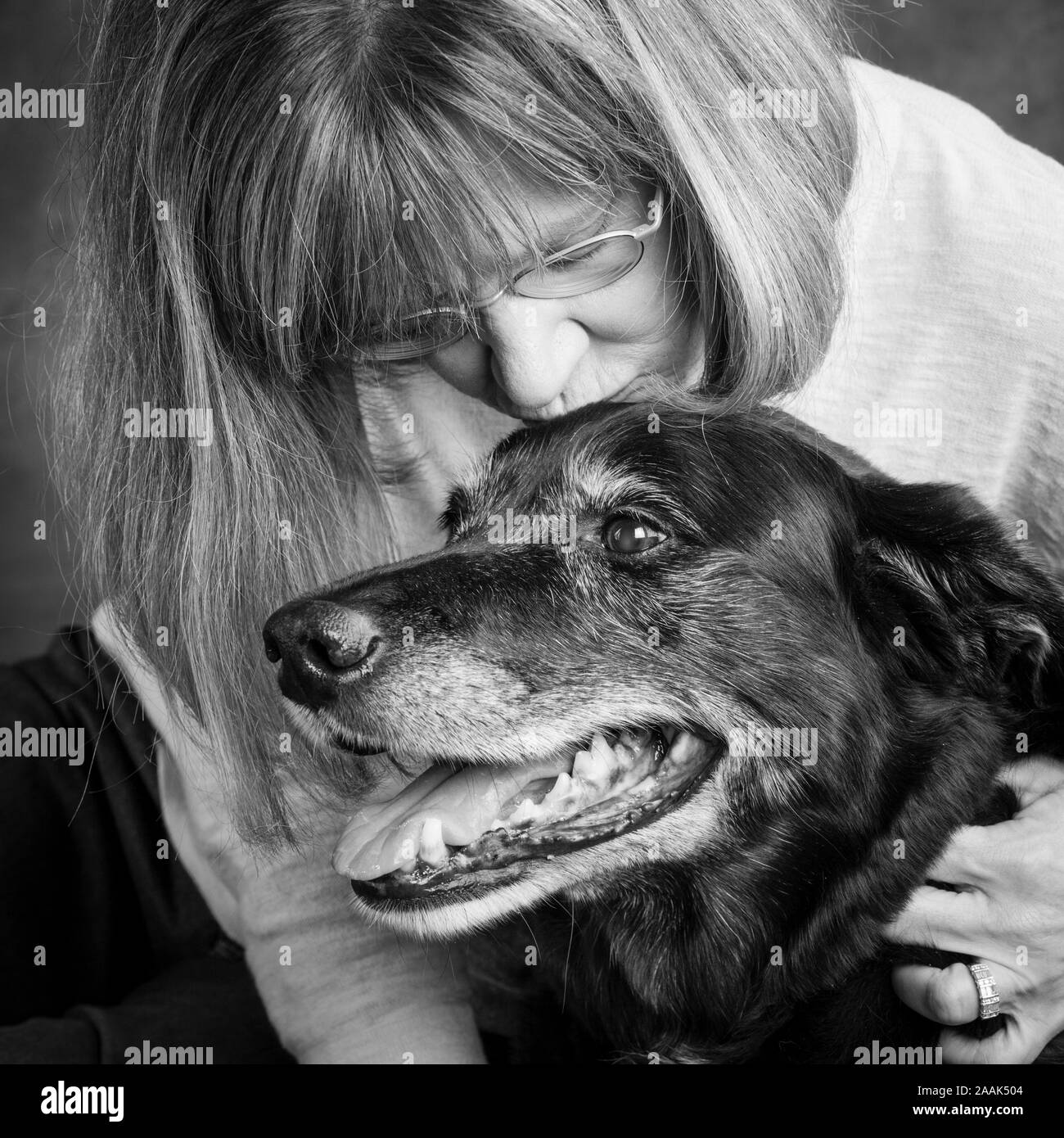 Portrait von Frau mit Hund Stockfoto