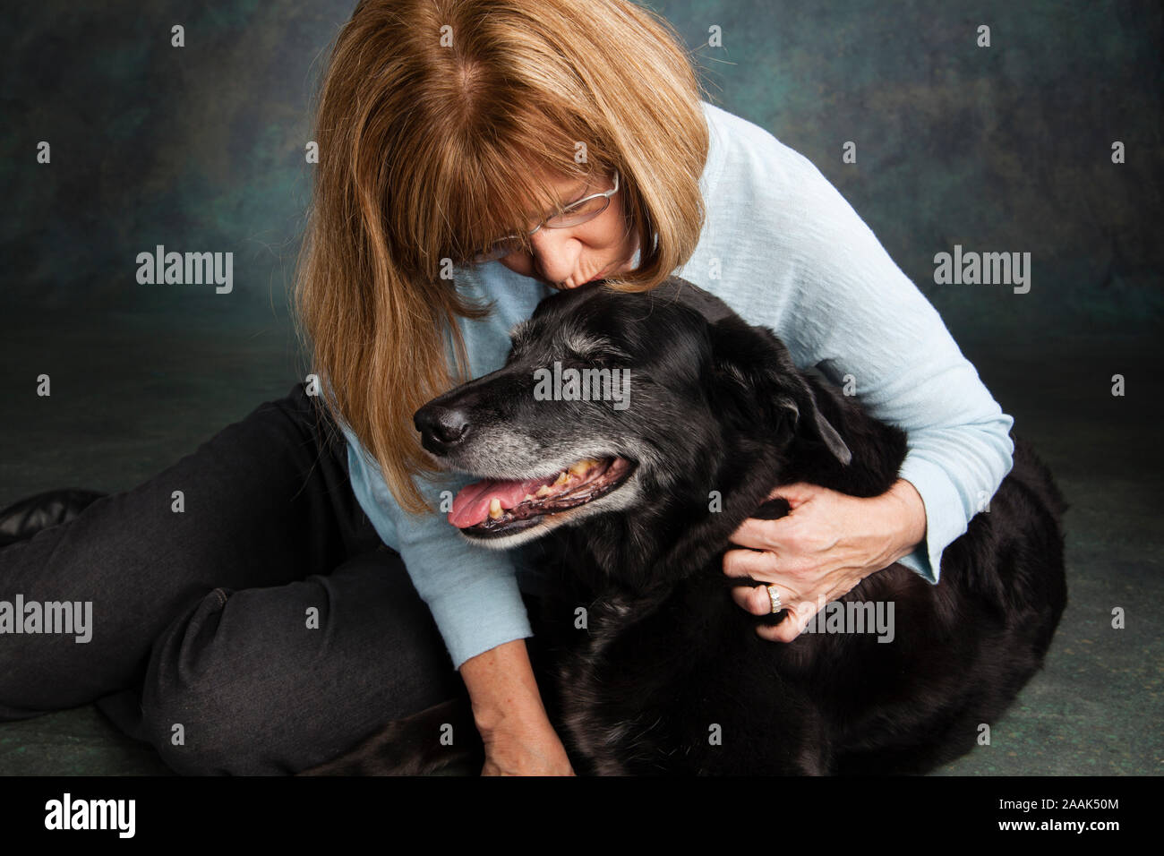 Portrait von Frau mit Hund Stockfoto