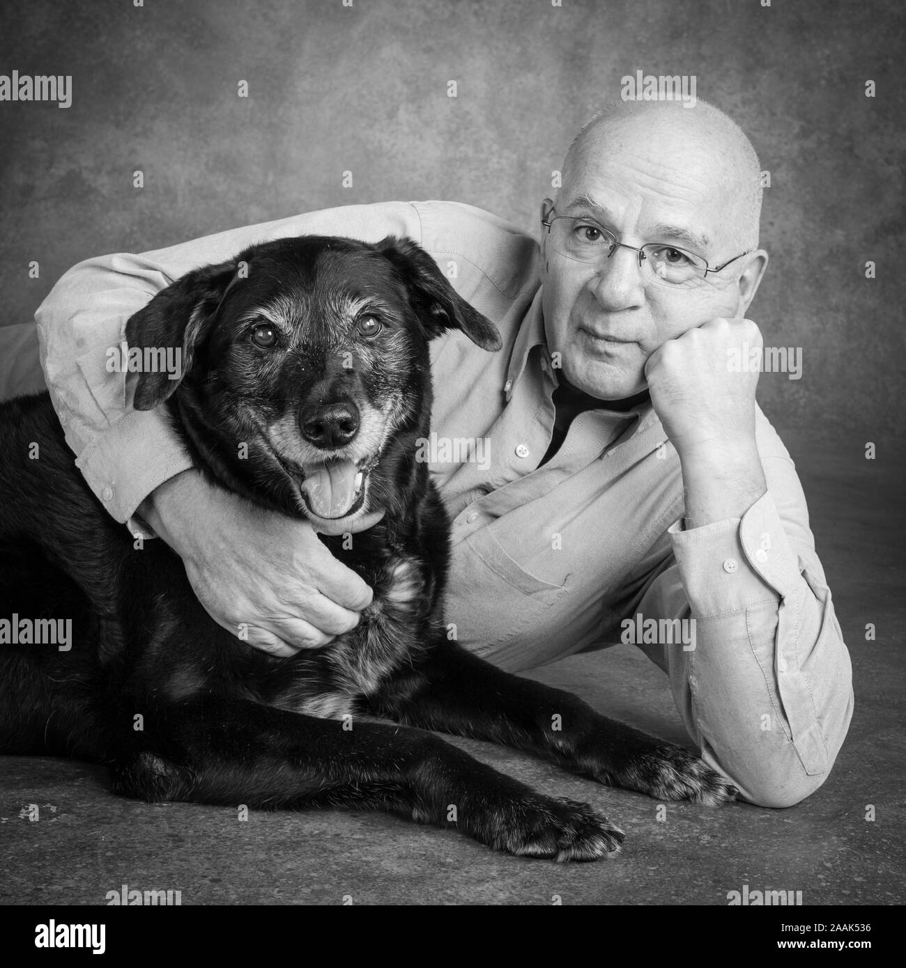 Porträt des Mannes mit Hund Stockfoto