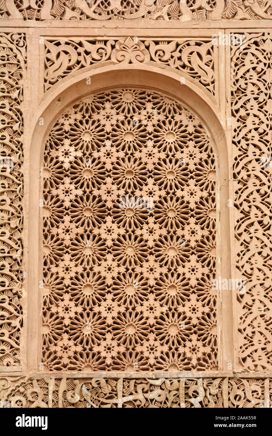 Schöne Stuck im Ben Youssef Medersa. Sie ist die größte theologische Schule in Marokko. Marrakesch Stockfoto